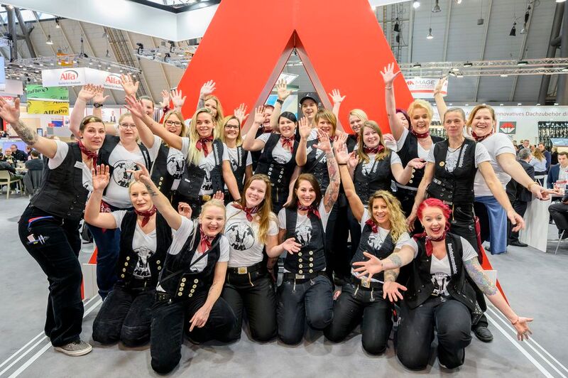 Die Dachdecker-Mädels zu Besuch auf der DACH + HOLZ International 2020. Foto GHM