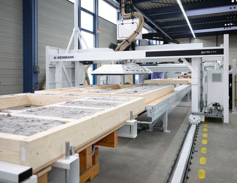Bild 6: WALLTEQ M-310 insuFill bietet mit der drehbaren Einblasplatte die Möglichkeit auch Dach- und Deckenelemente automatisiert zu dämmen.